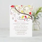 Hochzeit der Gelben und Roten Whimsikalen Lovebird Einladung (Stehend Vorderseite)