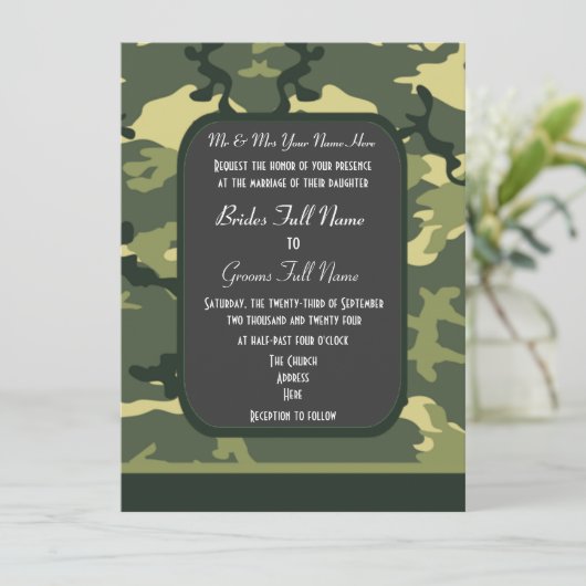 Hochzeit der grünen militärischen Tarnung Einladung (Stehend Vorderseite)