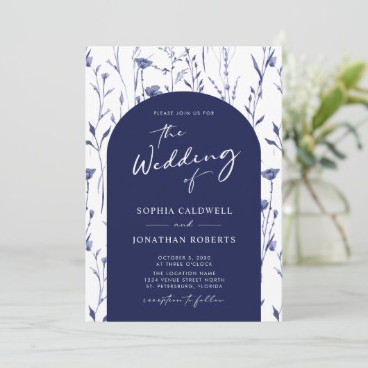 Hochzeit der Navy Wildblumen Trendy Arch Calligrap Einladung (Stehend Vorderseite)
