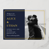 Hochzeit des Navy Blue Classic Calligraphy Foto Folieneinladung (Vorderseite)