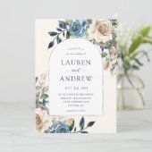 Hochzeit des Navy Blue Ivory Floral Silver Arch Einladung (Stehend Vorderseite)