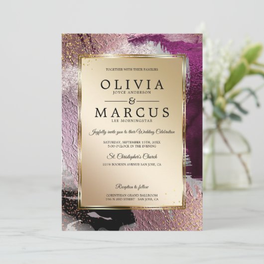 Hochzeit | Elegante Gold Cassis Plum Pinselstriche Einladung (Stehend Vorderseite)