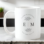 Hochzeit Eleganter Chic Modern Simple Chic Monogra Kaffeetasse<br><div class="desc">Besteht aus einfachen geraden Rahmen mit klassischem kursiven Schrift und Serifentypografie. Diese Elemente sind einfach,  zeitlos und klassisch. Dieses wurde von White Paper Birch Co. exklusiv für Zazzle entworfen. Abrufbar unter: http://www.zazzle.com/store/whitepaperbirch</div>