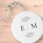 Hochzeit Eleganter Chic Modern Simple Chic Monogra Schlüsselanhänger<br><div class="desc">Besteht aus einfachen geraden Rahmen mit klassischem kursiven Schrift und Serifentypografie. Diese Elemente sind einfach,  zeitlos und klassisch. Dieses wurde von White Paper Birch Co. exklusiv für Zazzle entworfen. Abrufbar unter: http://www.zazzle.com/store/whitepaperbirch</div>