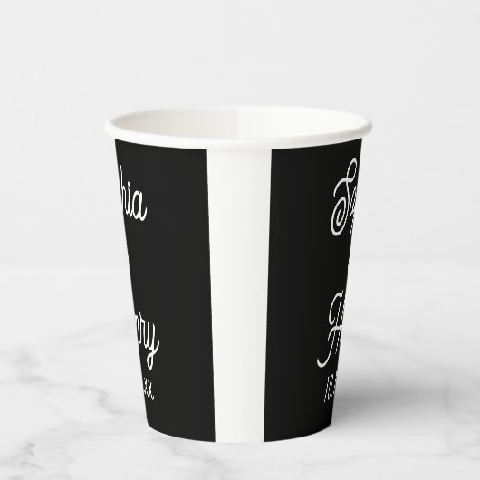 Hochzeit Eleganter Script Typografie Schwarz-weiß Pappbecher (Links)
