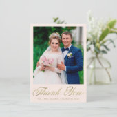 Hochzeit Foto Blush Elegantes Gold Script Dankeskarte (Stehend Vorderseite)