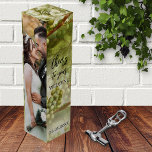 Hochzeit Foto Glückwunsch Weingeschenk Box<br><div class="desc">Elegante Geschenkbox mit eigenem Foto. Der Hintergrund ist ein Retro-weißes Traubendesign,  das nach Belieben skaliert oder gedreht werden kann. Nizza als Gastgeschenk Hochzeit,  Jubiläumsgeschenk oder für jeden anderen Anlass.</div>