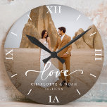 Hochzeit Foto Liebe Skript Jahrestag Runde Wanduhr<br><div class="desc">Feiern Sie die Liebe mit unserem personalisierten Hochzeitsskript-Liebe-Jubiläum rund um die Uhr,  mit einem eleganten Drehbuch und schicken modernen Design. Diese personalisierte Foto-Uhr zeigt Ihr Lieblings-Hochzeitsgeschenk wunderschön an und macht es zum zeitlosen Sake für Neuvermählte oder zum nachdenklichen Hochzeitsgeschenk!</div>
