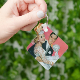 Hochzeit Frischvermählte, Bräutigam trägt Braut Schlüsselanhänger