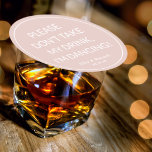 Hochzeit gib meinen Drink nicht rot. Runder Pappuntersetzer<br><div class="desc">Lass deinen Gästen,  die ganze Nacht lang mit diesen niedlichen und lustigen Untersetzer zu tanzen,  die mit deinen Namen und deinem Date personalisiert sind. Platzieren Sie einfach den rosafarbenen Untersetzer auf Ihr Getränk.</div>