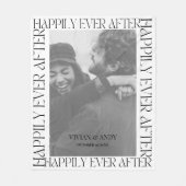 Hochzeit glücklicherweise immer nach einem Foto Mo Fleecedecke (Vorderseite)