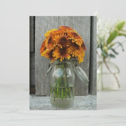 Hochzeit im Herbst Mason Jar Blume & Barnwood Einladung (Stehend Vorderseite)