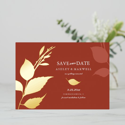 Hochzeit im Herbst Save the Date Orange-Blätter Folieneinladung (Stehend vorne)