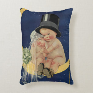 Hochzeit im Vintage-Stil, süßes Brautpaar auf eine Dekokissen