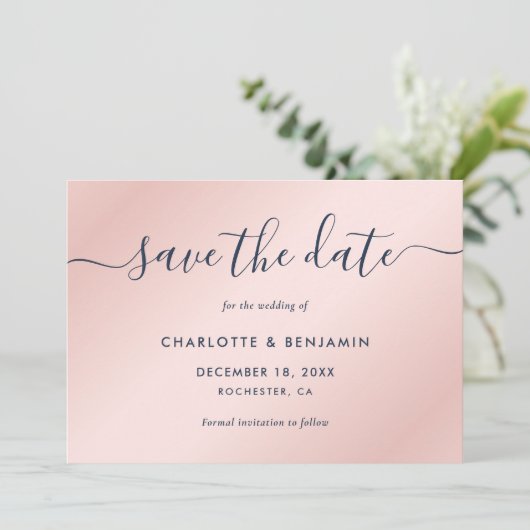 Hochzeit in Navy Blue und Blush Modern Script Save The Date (Stehend Vorderseite)