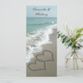 Hochzeit in Urlaubsort am Strand, 2 Herzen Einladung (Stehend Vorderseite)