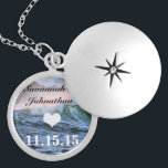 Hochzeit in Urlaubsort Beach Dein Foto Jubiläum Versilberte Kette<br><div class="desc">Ihr Hochzeitsstift Foto Keepake Necklaces Wählen Sie entweder Silver Plated Gold Finish oder Sterling Silver Unique Personalisierte 1. Weihnachtsgeschenke Hochzeitsleder - um die Hintergrundfarbe zu ändern - klicken Sie auf Bearbeiten - wählen Sie das letzte Tool aus dem Drop-Down-Menü und wählen Sie aus einer der gezeigten Farben oder geben Sie...</div>