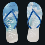 Hochzeit in Urlaubsort Beach Scene Bride Flip Flop Badesandalen<br><div class="desc">Ideal für eine Hochzeit in Urlaubsort oder die Flitterwochen.  Es gibt eine ruhige Szene mit dem Ozean und blauen Himmel. In der Mitte ist das Wort "Braut" in einem weißen Skript. Personalisieren Sie sich mit Ihrem Namen. Karo die vielen anderen Brautdesigns,  die wir in unserem Geschäft haben.</div>