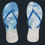 Hochzeit in Urlaubsort Beach Scene Bridge Flip Flo Badesandalen<br><div class="desc">Ideal für eine Hochzeit in Urlaubsort oder Flitterwochen. Es gibt eine ruhige Szene mit dem Meer und dem blauen Himmel. In der Mitte steht das Wort "Braut" in einem weißen Skript. Personalisieren Sie mit Ihrem Namen. Karo aus den vielen anderen Brautdesigns,  die wir in unserem Laden haben.</div>