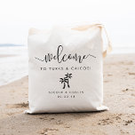 Hochzeit in Urlaubsort Begrüßungsbeutel | Palme Tr Tragetasche<br><div class="desc">Herzlich willkommen in Ihrer Hochzeit in Urlaubsort mit diesen schicken und modernen personalisierten Taschen. Design-Funktionen "willkommen" in modernen handgeschriebenen Kalligraphie-Skripten,  mit Platz,  um mit Ihrem Hochzeitort,  Namen und Datum personalisieren. Die Silhouette der Palmen wird durch einige Illustrationen ergänzt.</div>