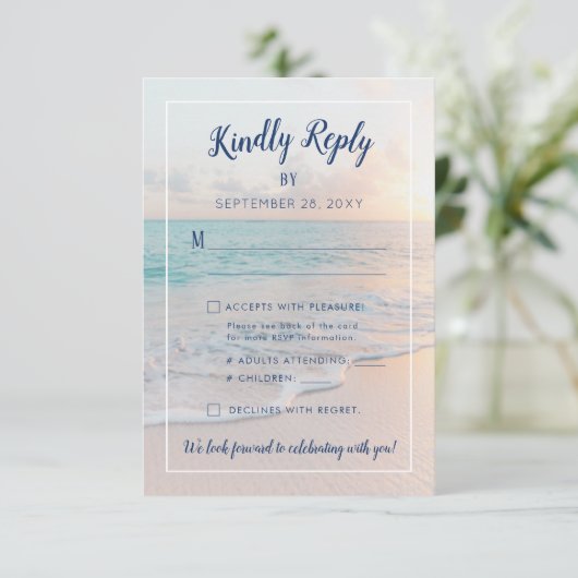 Hochzeit in Urlaubsort für Sonnenuntergänge am Str RSVP Karte (Stehend Vorderseite)
