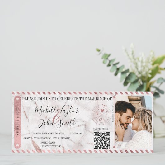 Hochzeit in Urlaubsort Gold Boarding Pass QR Code  Einladung (Stehend Vorderseite)