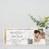 Hochzeit in Urlaubsort Gold Boarding Pass QR Code Einladung (Stehend Vorderseite)