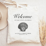 Hochzeit in Urlaubsort Welcome Scallop Seashell Tragetasche<br><div class="desc">Diese Hochzeit in Urlaubsort Hotel oder Gefallen-Tasche zeigt eine Vintage Abbildung einer Muschel unter dem Wort "willkommen" in elegantem Skript. Personalisieren Sie es mit Ihrem Hochzeitsort,  den Namen der Braut und des Bräutigams und dem Hochzeitstag.</div>