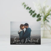 Hochzeit Liebe ist Patient Zurückgestellt einfache Ankündigungspostkarte (Stehend Vorderseite)