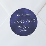 Hochzeit mit blauem Navy Save the Date Runder Aufkleber<br><div class="desc">Ein Save the Date Aufkleber für Ihre Hochzeit. Ein marineblauer blauer Hintergrund,  weißer Text. Die blaue Farbe ist ungleichmäßig. Die Einrichtung ist mit einem kleinen Herz gestaltet. Personalisieren und fügen Sie Ihre Namen und Hochzeitsdatum.</div>