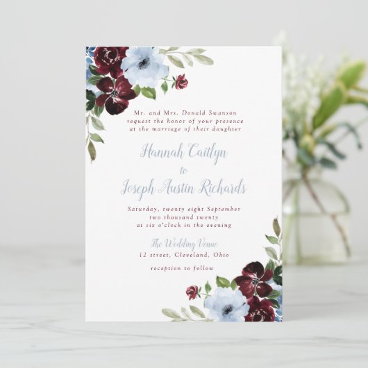 Hochzeit mit blühenden Blumen in Bordeaux Einladung (Stehend Vorderseite)