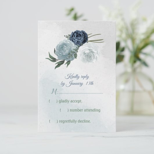 Hochzeit mit Blumen und Weiß RSVP Karte (Stehend Vorderseite)