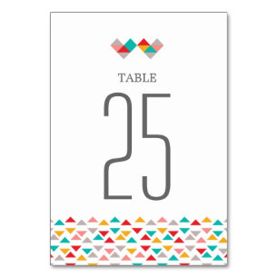 Hochzeit mit farbenfrohen geometrischen Dreieckssc Tischnummer