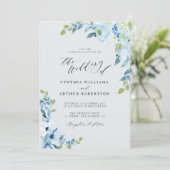 Hochzeit mit hellblauen Blumen Einladung (Stehend Vorderseite)