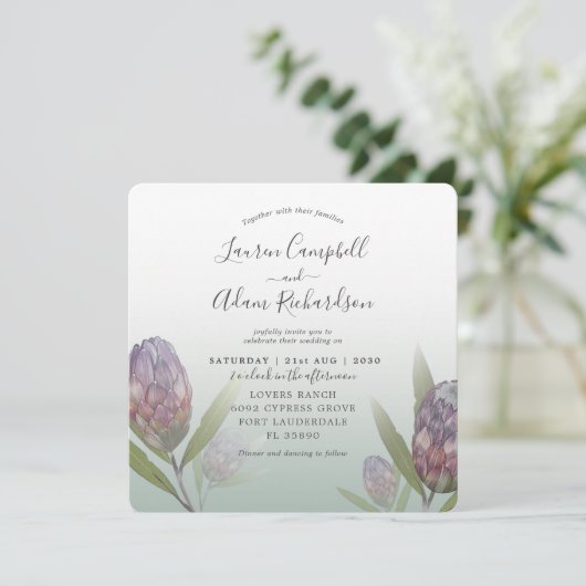 Hochzeit mit tropischer Schönheit und Lila Blüte Einladung (Stehend Vorderseite)