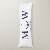 Hochzeit nautischer Ankernacht blaues weißes Monog Seitenschläferkissen (Vorderseite Vertikal)