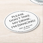 Hochzeit Nimm meinen Drink nicht. Runder Pappuntersetzer<br><div class="desc">Lass deinen Gästen,  die ganze Nacht lang mit diesen niedlichen und lustigen Untersetzer zu tanzen,  die mit deinen Namen und deinem Date personalisiert sind. Platzieren Sie diesen Untersetzer einfach auf Ihren Drink.</div>