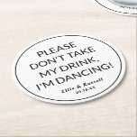 Hochzeit Nimm meinen Drink nicht. Runder Pappuntersetzer<br><div class="desc">Lass deinen Gästen,  die ganze Nacht lang mit diesen niedlichen und lustigen Untersetzer zu tanzen,  die mit deinen Namen und deinem Date personalisiert sind. Platzieren Sie diesen Untersetzer einfach auf Ihren Drink.</div>