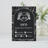 Hochzeit RSVP Gothic Halloween Skeleton Hands Herz Einladung (Stehend Vorderseite)