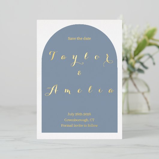 Hochzeit Sichern Sie das Datum Einfach Dusty Blue Folieneinladung (Stehend vorne)