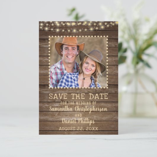Hochzeit speichern Sie das Datum Rustikale Holzleu Save The Date (Stehend Vorderseite)