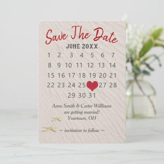 Hochzeit speichern Sie den Datumskalender auf Sand Einladung (Stehend Vorderseite)