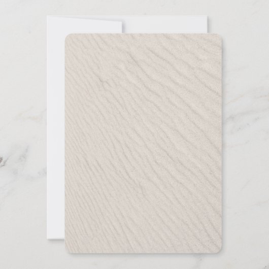 Hochzeit speichern Sie den Datumskalender auf Sand Einladung (Rückseite)