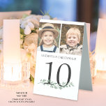 Hochzeit Tischnummer 2 Fotos Grüne Tischaufsteller<br><div class="desc">Personalisierte Zeltschilder der Hochzeitsfeier mit 2 Fotos Braut und Bräutigam im Laufe der Jahre, um die Gäste zu unterhalten. Es macht Spaß, auf dem gleichen Schild ähnliche altersbedingte Fotos zu haben und verschiedene Fotos auf jedem Tisch zu haben, wenn sich die Gäste vermischen. Auf beiden Seiten für zweiseitige Anzeige gedruckt....</div>