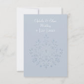 Hochzeit von Dusty Blue Floral Einladung (Rückseite)