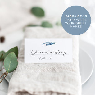 Hochzeit von Fischen mit blauer Wasserfarbe an der Platzkarte