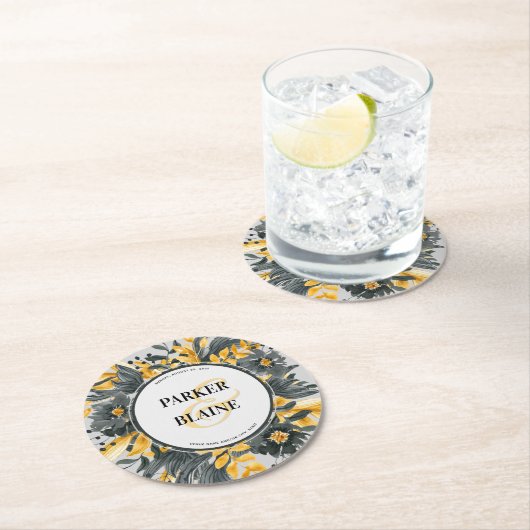 Hochzeit von Gelb- und Graublütenblumen in Monogra Runder Pappuntersetzer (Vor Ort)