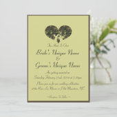 Hochzeit von Hirschherz und grüner Camouflage Einladung (Stehend Vorderseite)