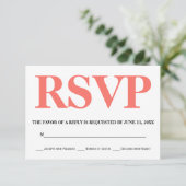 Hochzeit von lebenden Korallen und weißen Typograf RSVP Karte (Stehend Vorderseite)