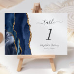 Hochzeit von Navy Blue<br><div class="desc">Der links Rand dieser eleganten, modernen Hochzeitskarte weist eine marineblau-blaue Aquarellgrenze mit vergoldetem Imitat-Glitzer auf. Der individuell anpassbare Text kombiniert handgeschriebene Holzkohle und kursiv und kopperplate Schriftart auf weißem Hintergrund.</div>